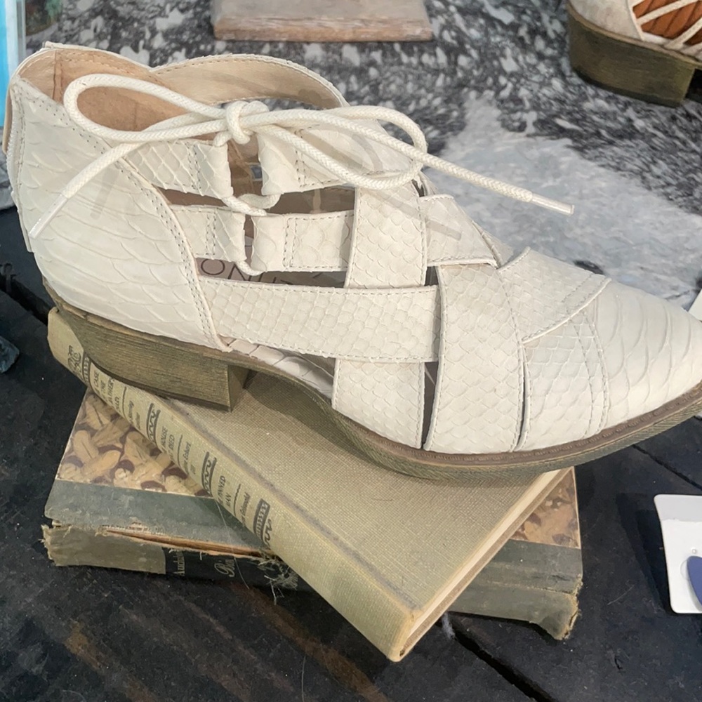 Coconuts by Matisse cream shoe